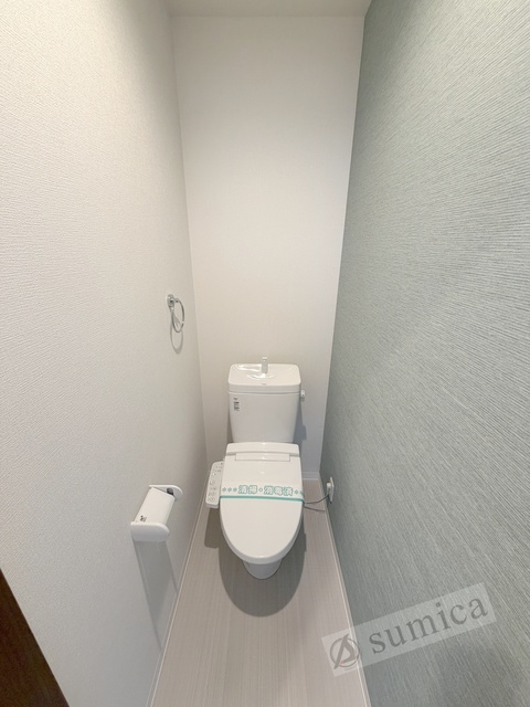 トイレ　人気アイテムの温水洗浄便座。清潔感のあるトイレです。