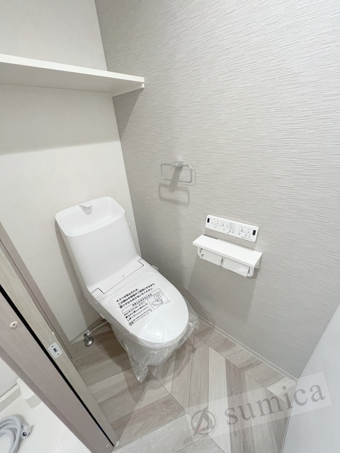 トイレ　人気アイテムの温水洗浄便座。清潔感のあるトイレです。