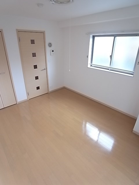 その他部屋・スペース　開放的な寝室です
