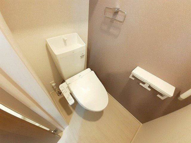 トイレ　落ち着いた色調のトイレです
