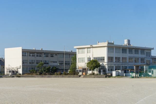 中学校　四日市市立山手中学校（中学校）まで698m
