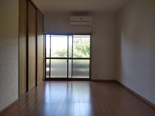 居室・リビング　きれいにリフォーム済の南向きの洋室になります。
