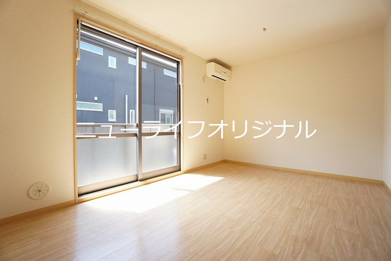 居室・リビング　アクセントクロスでスタイリッシュな空間を演出