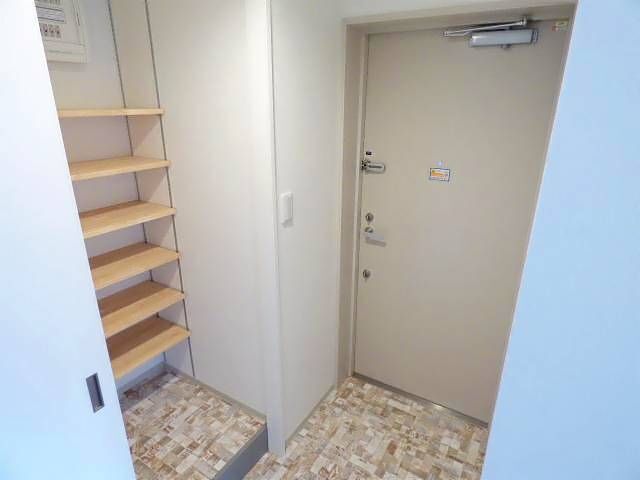 玄関　下駄箱付き玄関。