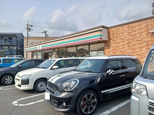 コンビニ　セブンイレブン（コンビニ）まで820m
