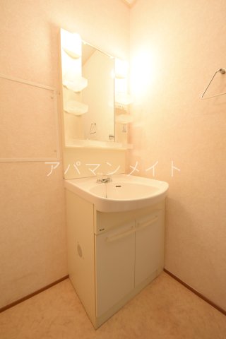 洗面設備　ゆったりとスペースのある洗面所