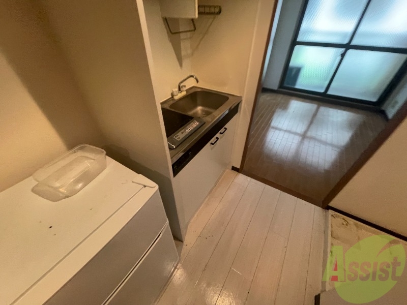 キッチン　上部に鏡あり