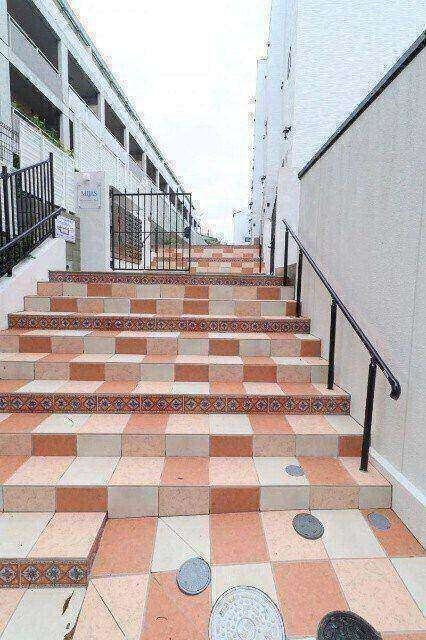 エントランス　駅徒歩６分です