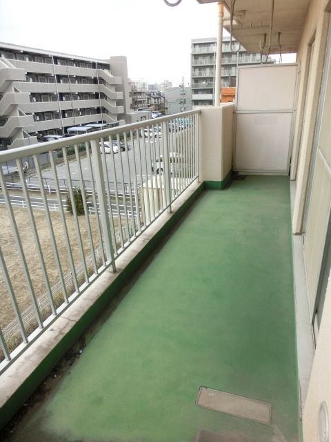 バルコニー　洗濯物も悠々干せる広さ