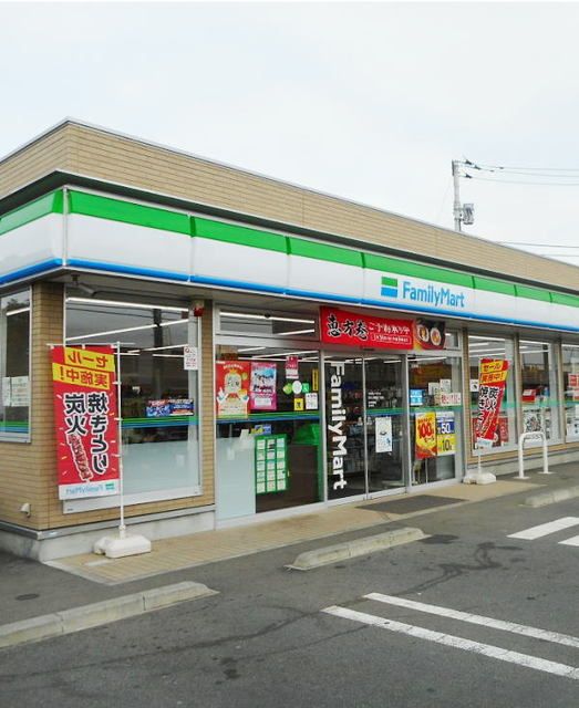 コンビニ　ファミリーマート（コンビニ）まで500m