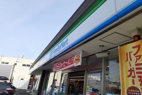 コンビニ　ファミリーマート（コンビニ）まで300m