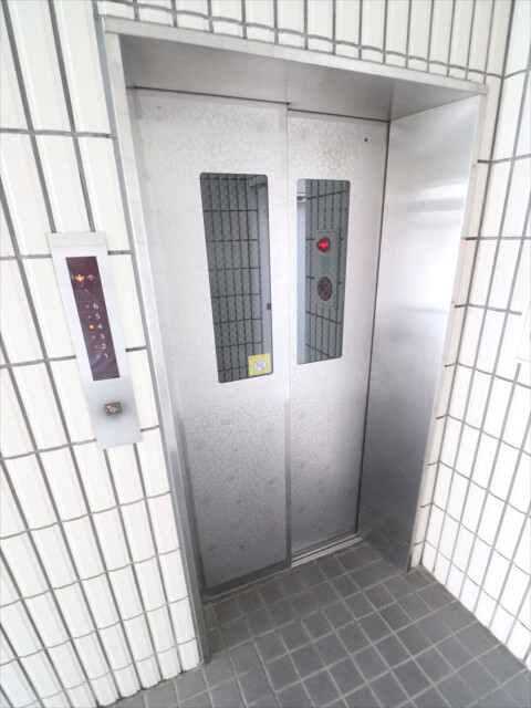 ロビー　エレベーター付き