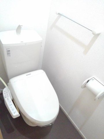 トイレ　落ち着いた色調のトイレです