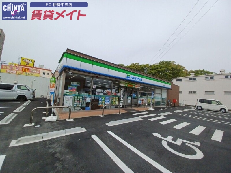 コンビニ　ファミリーマート伊勢河崎店（コンビニ）まで907m