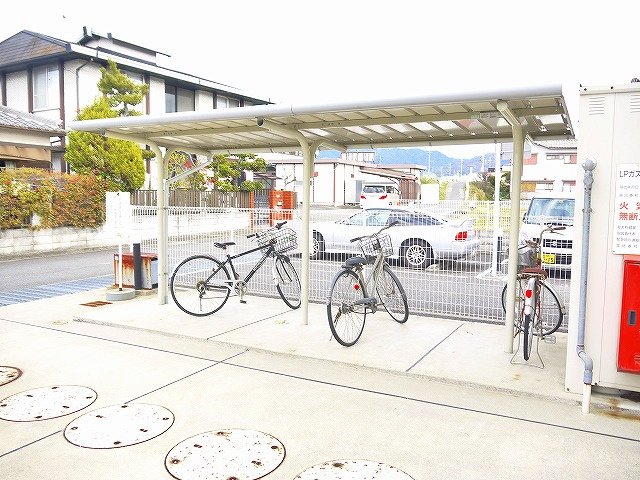 その他共有部分　ゆったりとした駐輪スペース。