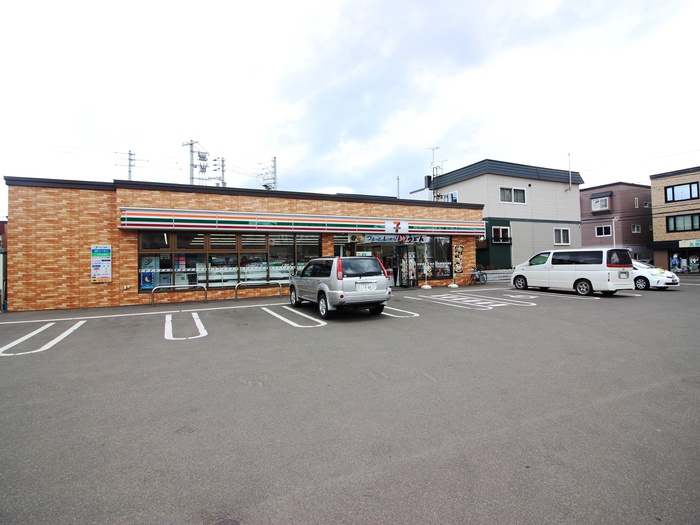 コンビニ　セブンイレブン（コンビニ）まで800m