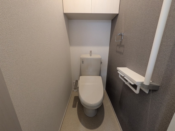 トイレ　温水シャワー付きトイレでいつでも快適です。