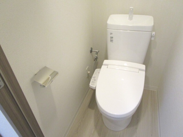 トイレ　冬場の強い味方温水洗浄便座です。