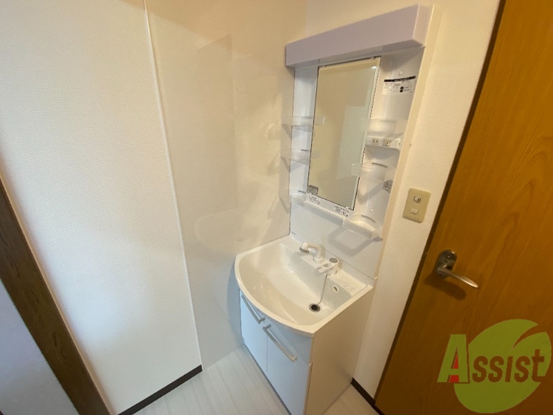 洗面設備　洗面化粧台はトイレの入り口近くに、身だしなみはこちらで