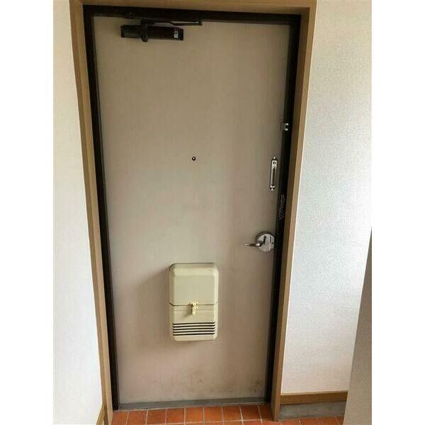 玄関　室内写真は別部屋の写真です。