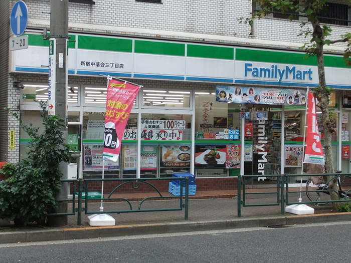 コンビニ　ファミリーマート（コンビニ）まで372m