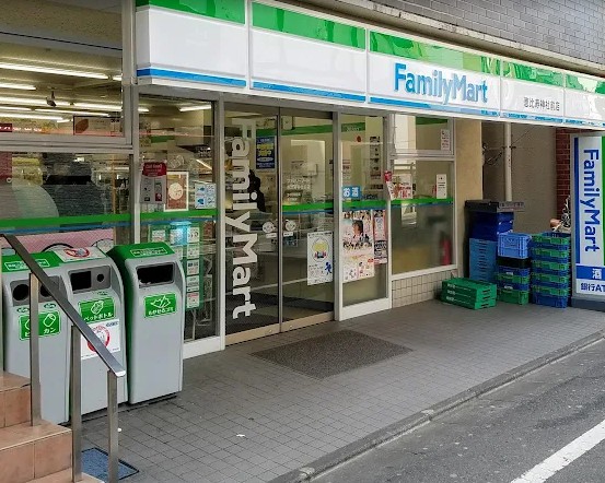 コンビニ　ファミリーマート恵比寿神社前店（コンビニ）まで138m