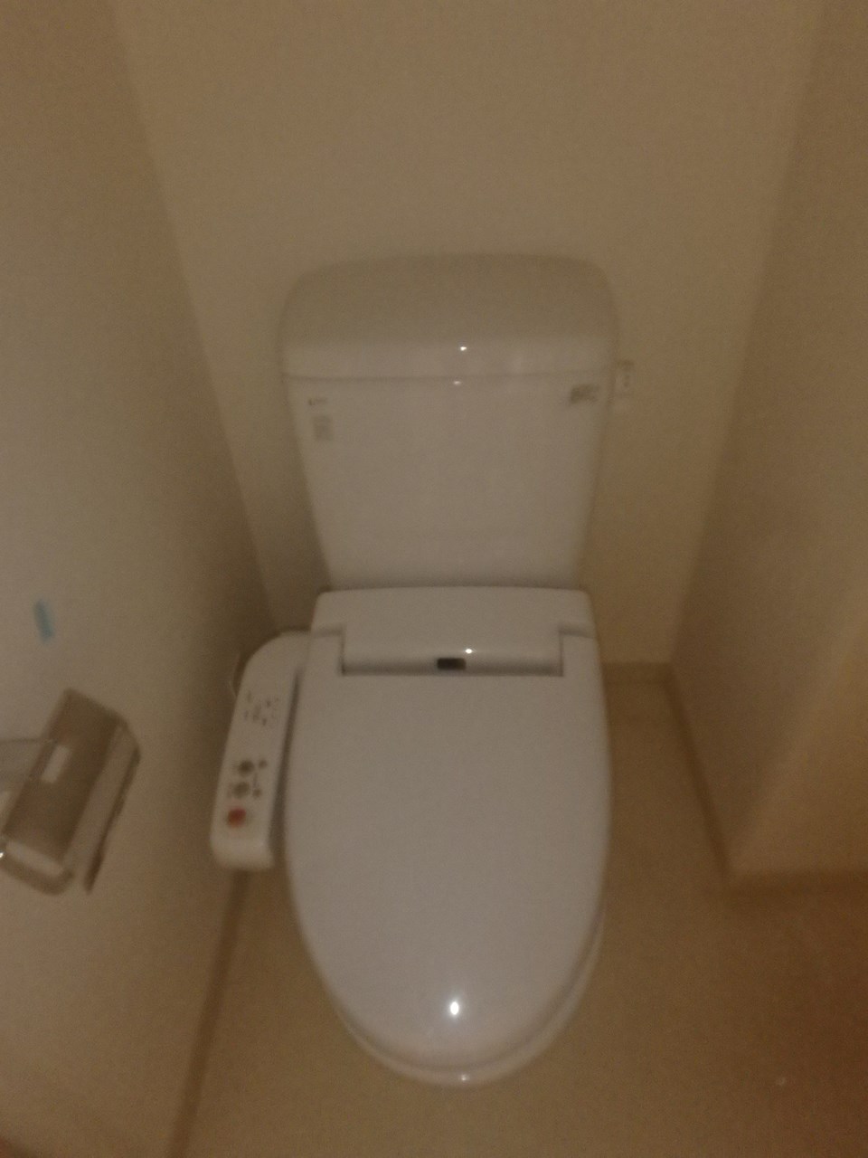 トイレ　温水洗浄便座です。