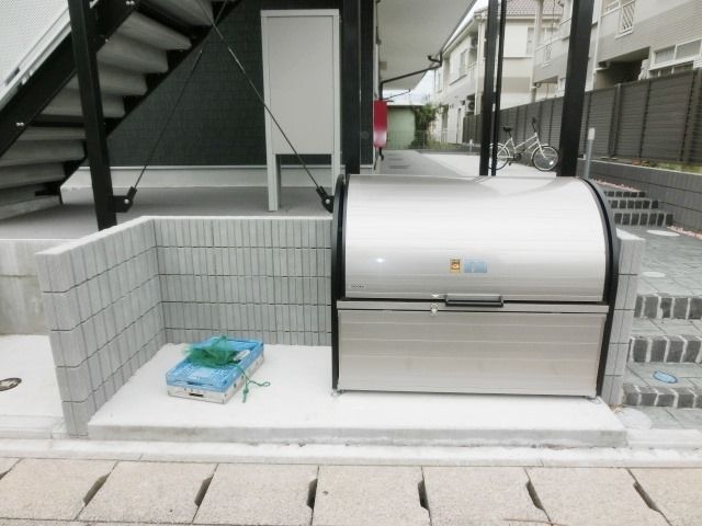 その他　敷地内にゴミ置場があります