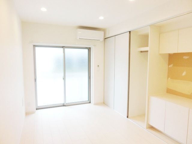 居室・リビング　窓も大きく明るいお部屋です