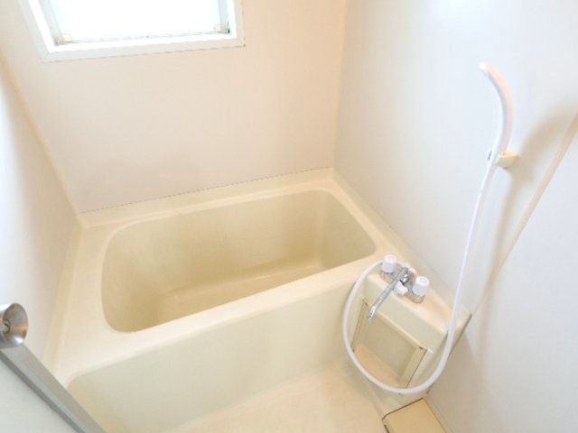 バス・シャワールーム　コンパクトで使いやすいお風呂です