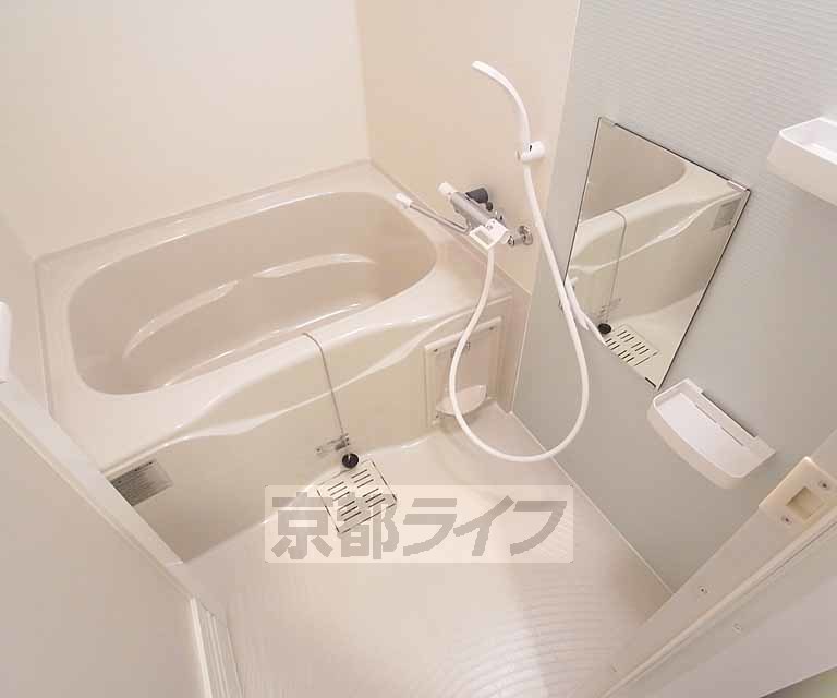 バス・シャワールーム　丸みを帯びたお風呂です。