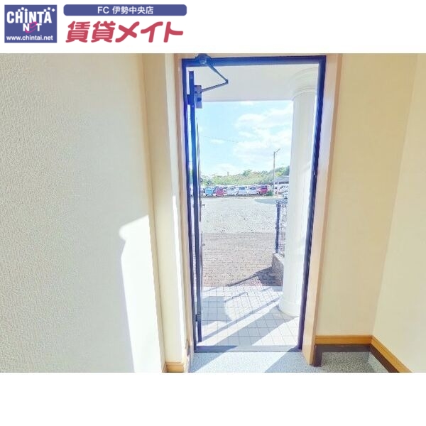 玄関　同建物別部屋写真です
