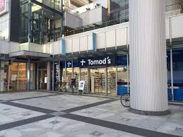 ドラックストア　トモズトルナーレ浜町店（ドラッグストア）まで180m