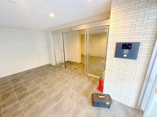 エントランス　オシャレなエントランスは安心のオートロック付きです。