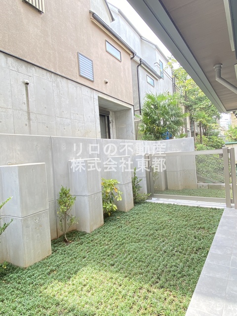 眺望　お部屋前には緑があるので、心癒されますね☆