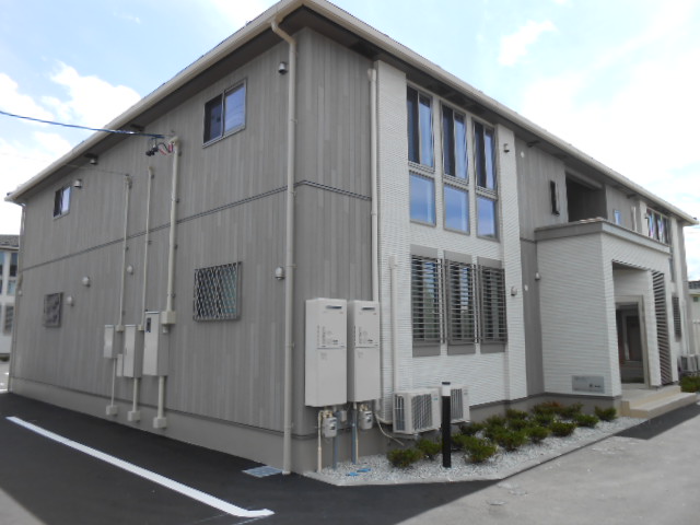 建物外観　建物玄関側（北面）を北東方向より撮影