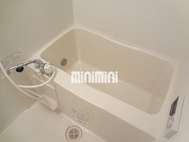 バス・シャワールーム　ゆったりしたお風呂で毎日の疲れを癒してください。