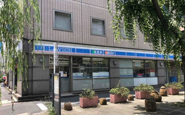 コンビニ　ローソン新橋五丁目店（コンビニ）まで213m