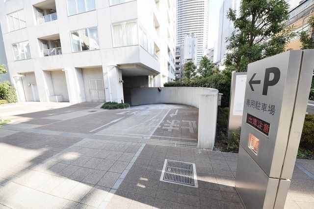 駐車場　駐車場入口