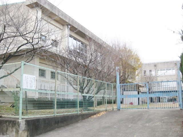 中学校　枚方市立楠葉西中学校（中学校）まで988m