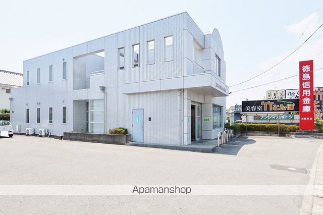銀行　徳島信用金庫北島支店（銀行）まで323m