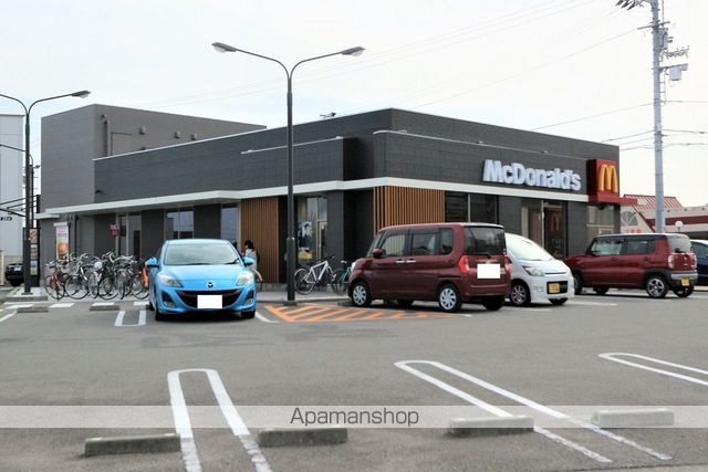 飲食店　マクドナルド徳島北島店（飲食店）まで592m