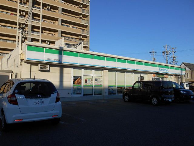コンビニ　ファミリーマート（コンビニ）まで620m