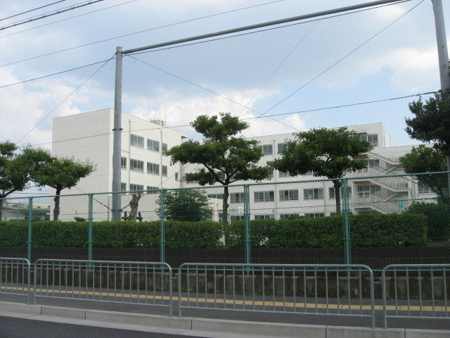 中学校　高槻市立城南中学校（中学校）まで798m
