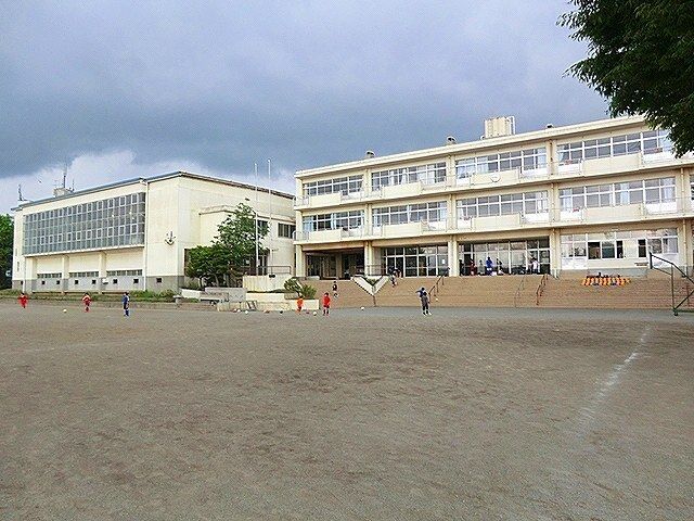 小学校　伊勢原市立成瀬小学校（小学校）まで75m
