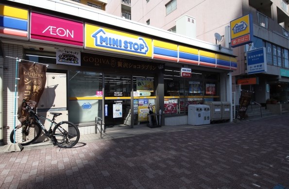 コンビニ　ミニストップ 覚王山駅前店（コンビニ）まで224m