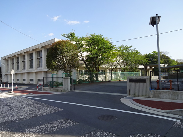 小学校　御殿場市立御殿場小学校（小学校）まで624m