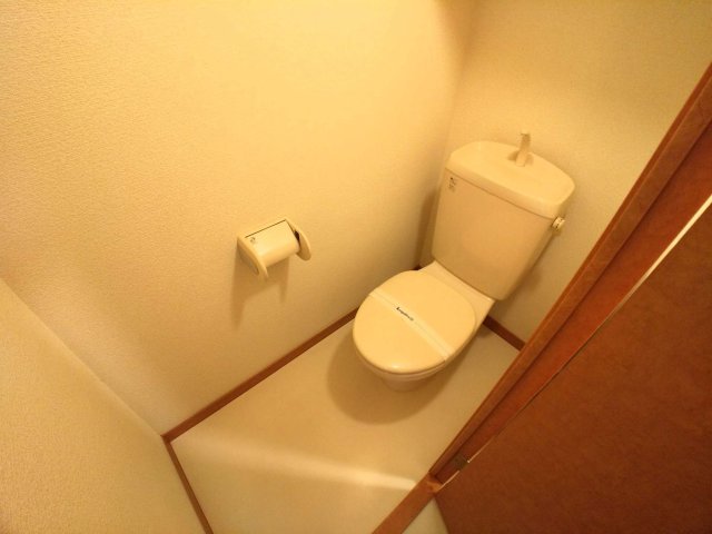 トイレ　明るく清潔感のあるトイレ