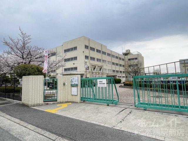 中学校　高槻市立如是中学校（中学校）まで324m