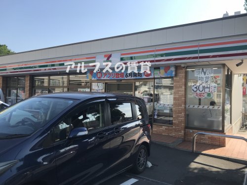 コンビニ　セブンイレブン 横浜港南台３丁目店（コンビニ）まで897m